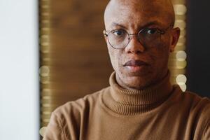 portrait de une sérieux africain américain homme avec lunettes. photo