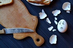 Pâques encore vie. Créatif Pâques Contexte. cuit des œufs sur une table dans le cuisine. photo