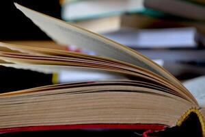 ouvert vieux livre. Littérature dans le bibliothèque photo