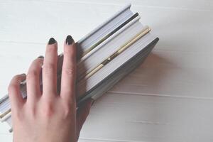 livres dans le femme main sur le blanc Contexte. photo