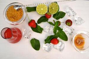 chaux, fraise, mon chéri et menthe sur une blanc tableau. Ingrédients pour en bonne santé lemnade. photo