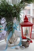 rouge Noël lanterne et vase avec pin arbre. Noël encore vie. Noël décorations. photo