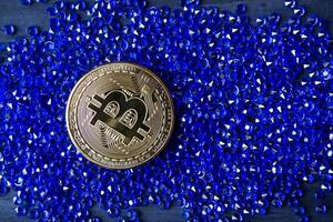 d'or bitcoin sur le bleu bijoux. photo