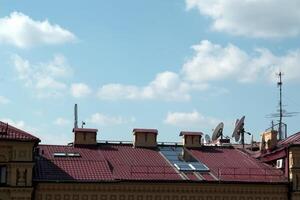 rouge toit et bleu ciel. photo