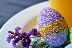 coloré Pâques des œufs avec fleurs dans le plaque. magnifique Pâques Contexte. Pâques carte. fait maison vacances décor. photo