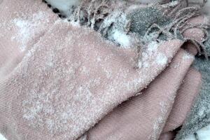 hiver de laine textile. écharpe et Mitaines sur le neige. magnifique hiver Contexte. du froid saison. photo