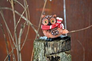 hibou statuette à le souche Extérieur. photo