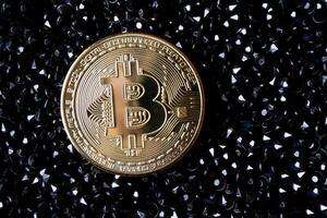 d'or bitcoin sur une noir bijoux. or pièce de monnaie de crypto-monnaie. photo