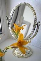 le Orange lis près miroir. fleurs et miroir réflexion. photo