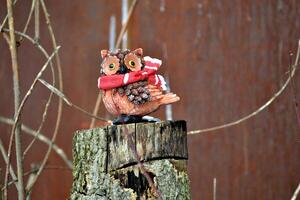 hibou statuette à le souche Extérieur. photo