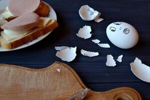 Pâques encore vie. Créatif Pâques Contexte. cuit des œufs sur une table dans le cuisine. photo