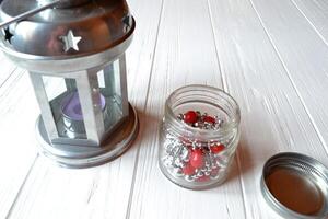 coloré perle perles dans une verre pot sur le blanc wodden Contexte. photo