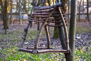 Naturel nichoir sur le arbre. photo