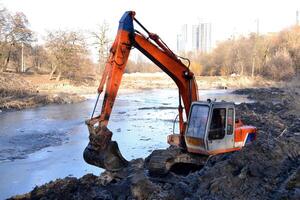 les fouilles dans le parc. excavatrice travail sur le lac. photo