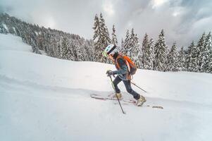 petit garçon pendant ski alpinisme entraine toi photo