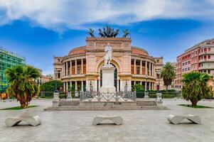 le politeama garibaldi théâtre dans palerme photo