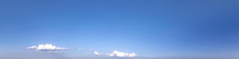 panoramique vue de clair bleu ciel avec certains des nuages. photo