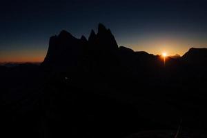 le coucher du soleil crée un minimum de visibilité. soirée aux dolomites seceda photo