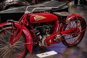 sinsheim, allemagne - 16 octobre 2018 musée technik. vue de côté. moto rouge garée sur le carreau noir à l'exposition de véhicules photo