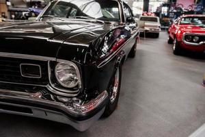 sinsheim, allemagne - 16 octobre 2018 musée technik. vue de face du véhicule noir. à l'intérieur du groupe de voitures de luxe debout à l'exposition automobile photo