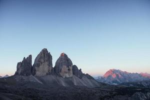 jour commence. trois sommets tre cime montagnes le matin avec un ciel clair dessus photo