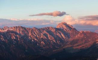 grandes montagnes de dolomite avec des arbres ci-dessous dans la lumière du soleil quotidienne photo