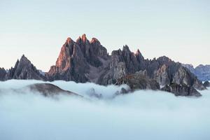 ressemble à un paradis. les sommets des montagnes étouffent d'un épais brouillard. photo incroyable prend