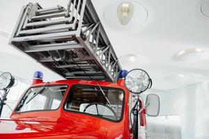 devant le camion de pompiers poli rouge debout à l'intérieur de l'exposition photo