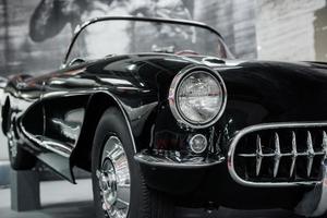 sinsheim, allemagne - 16 octobre 2018 musée technik. côté droit. vue de face du véhicule noir. à l'intérieur du groupe de voitures de luxe debout à l'exposition automobile photo