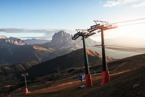 belle colline. Téléphérique debout sur les collines dans les dolomites de seceda photo