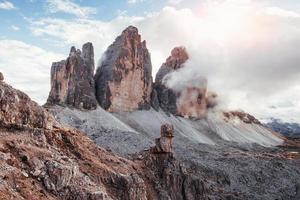 puissance majestueuse de la nature. montagnes dans le brouillard et les nuages. tre cime di lavaredo photo