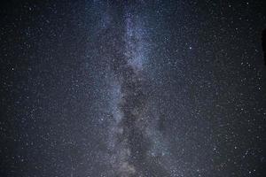 majestueux et beau. galaxie de la voie lactée avec des étoiles et de la poussière spatiale dans l'univers. photographié sur le ciel nocturne photo