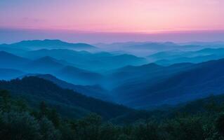 ai généré le coucher du soleil plus de brumeux bleu montagnes et forêt photo