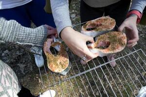 préparation de truite dans épices à rôti sur barbecue Extérieur. photo