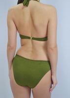 aux femmes vert maillot de bain sur un méconnaissable modèle. plage aux femmes Vêtements sur une mince fille. photo