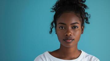 ai généré une portrait de une noir femme portant une blanc clair T-shirt, isolé dans une bleu studio photo