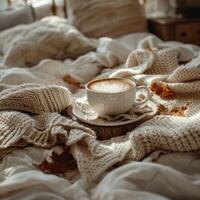 ai généré l'automne feuilles, tasse de café et tricoté écharpe sur lit photo