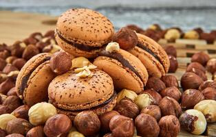 délicieux Noisette parfumé macarons sur une ancien gris en bois Contexte sur une en bois supporter photo