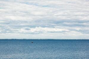 magnifique paysage de le mer contre le Contexte de une bleu ciel avec des nuages photo