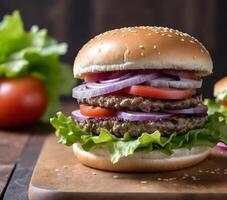 ai généré fermer de une Hamburger avec sésame la graine chignon, laitue, tomates, rouge oignons, bacon, et une du boeuf petit pâté sur une en bois surface avec salade feuilles dans le Contexte photo