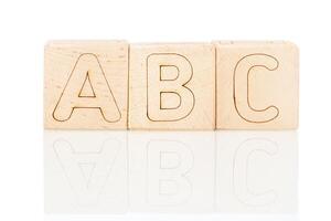 en bois cubes avec des lettres abc sur une blanc Contexte photo