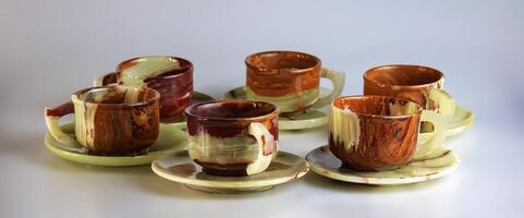 vide tasses fabriqué de multicolore onyx dans jaune orange tons sur une blanc Contexte. photo