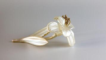 artificiel blanc fleur avec d'or étamines sur une blanc Contexte. photo
