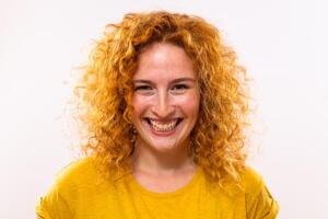 proche en haut portrait de content gingembre femme avec taches de rousseur et frisé cheveux photo