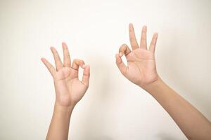 main montrer du doigt à quelque chose et faire une signe sur blanc Contexte photo