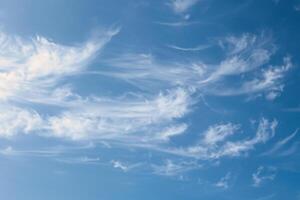 joyeux ensoleillé jour, magnifique vaporeux cirrus des nuages dans le bleu ciel, symbolisant liberté et dynamiser photo