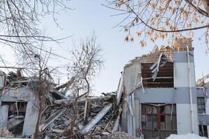 le centre de le maison est détruit par le explosion, le effondrer de le construction placer. le bâtiment a été endommagé après le tremblement de terre. catastrophe à travail. le usine est tombée une pile de des pierres. photo