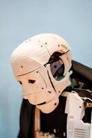 le tête de une robot. artificiel intelligence. le robot dit. une Regardez à le machine. exposition de robots. photo