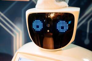 le tête de une robot. artificiel intelligence. le robot dit. une Regardez à le machine. exposition de robots. photo