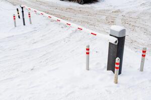 route barrière dans le parking parcelle. Départ de le maison dans le protégé zone. machine couler contrôle photo